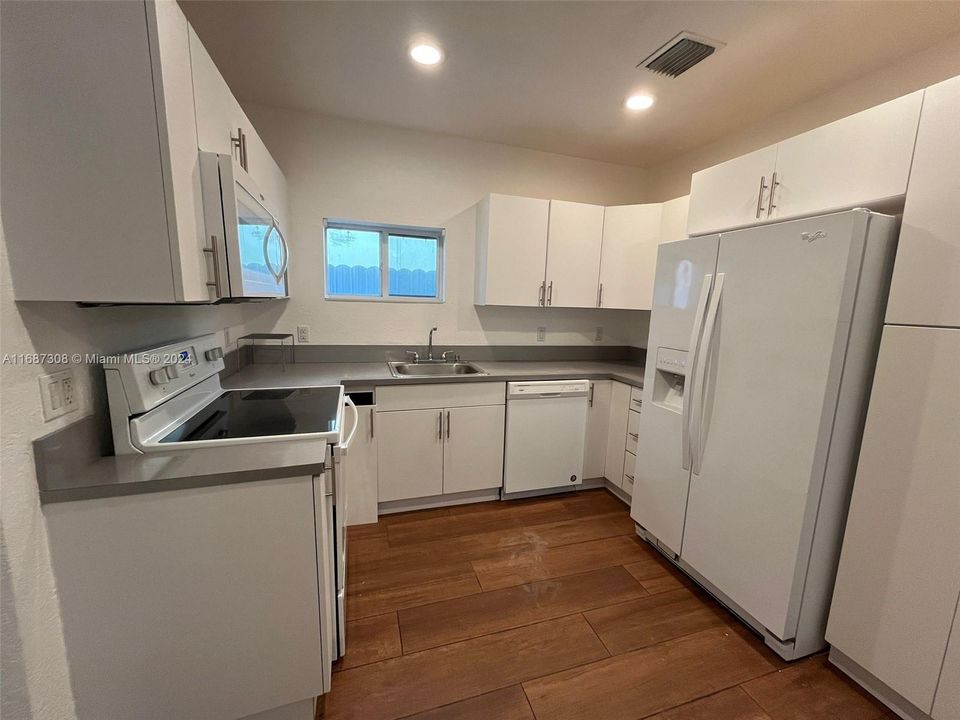 Recently Rented: $2,550 (2 beds, 1 baths, 792 Square Feet)