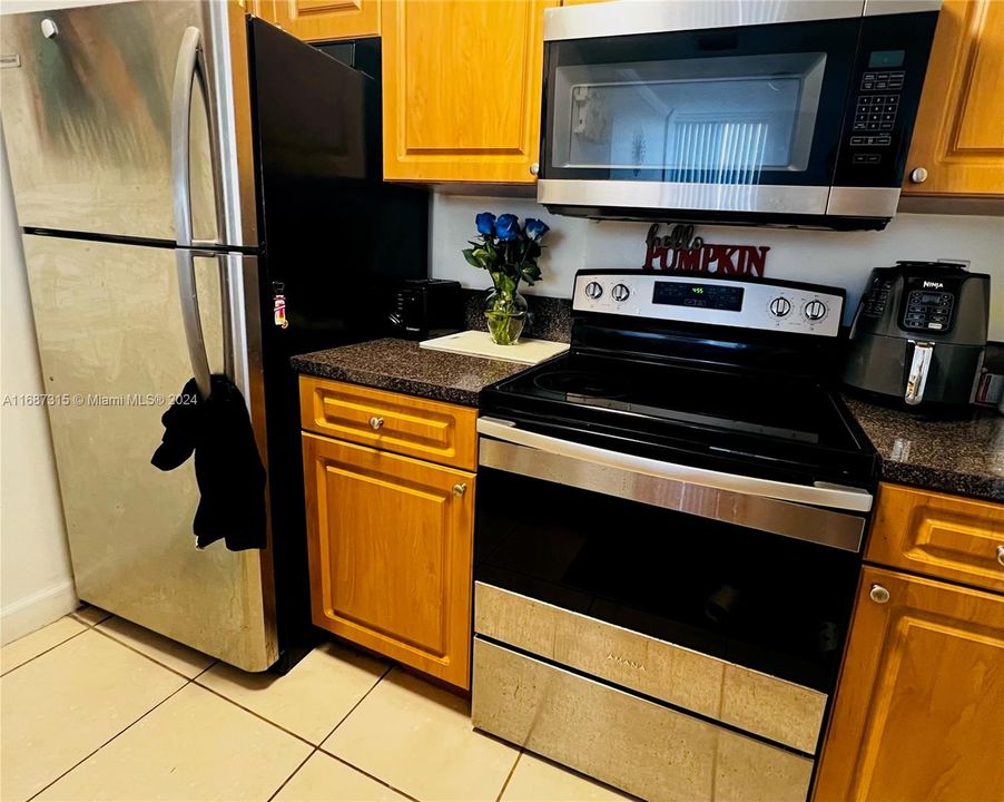 For Rent: $2,100 (2 beds, 2 baths, 908 Square Feet)