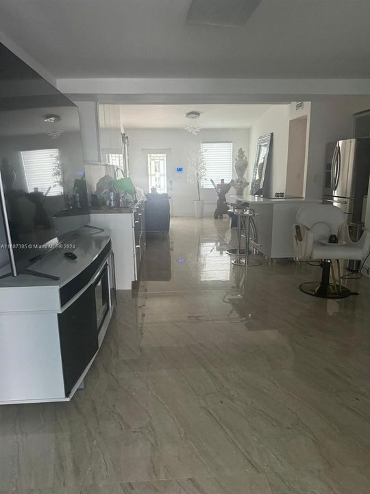 En Venta: $1,150,000 (5 camas, 3 baños, 2351 Pies cuadrados)