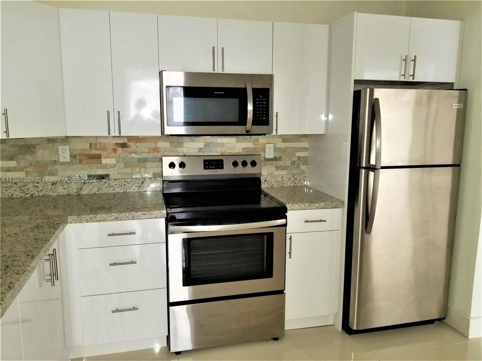 For Sale: $329,950 (1 beds, 1 baths, 830 Square Feet)