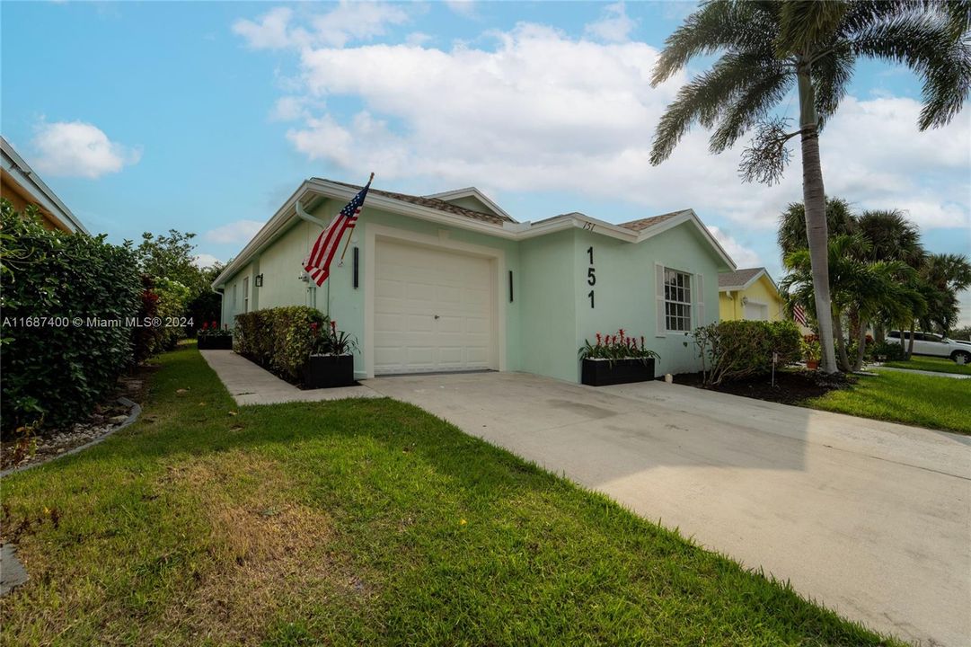 For Sale: $439,999 (3 beds, 2 baths, 1386 Square Feet)