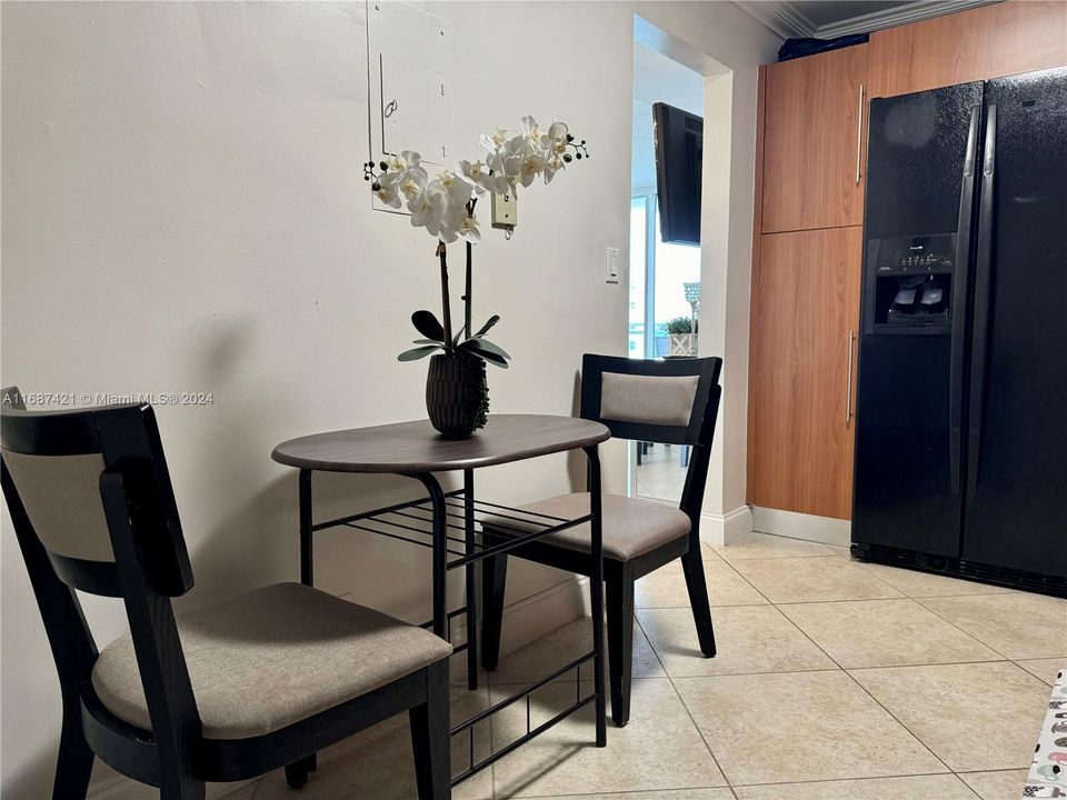 For Rent: $2,300 (1 beds, 1 baths, 816 Square Feet)