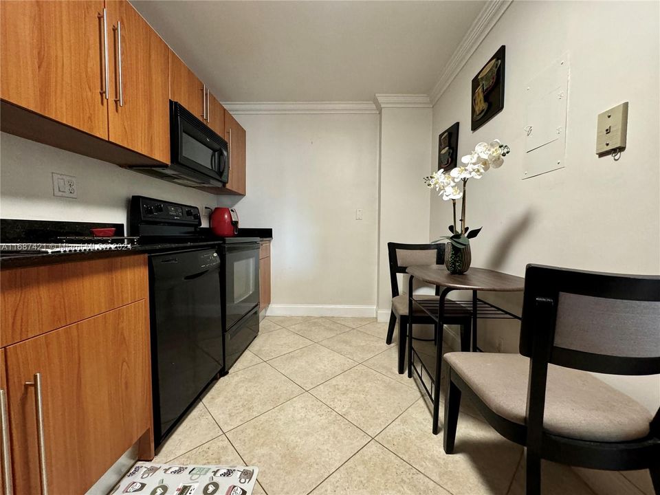 For Rent: $2,300 (1 beds, 1 baths, 816 Square Feet)