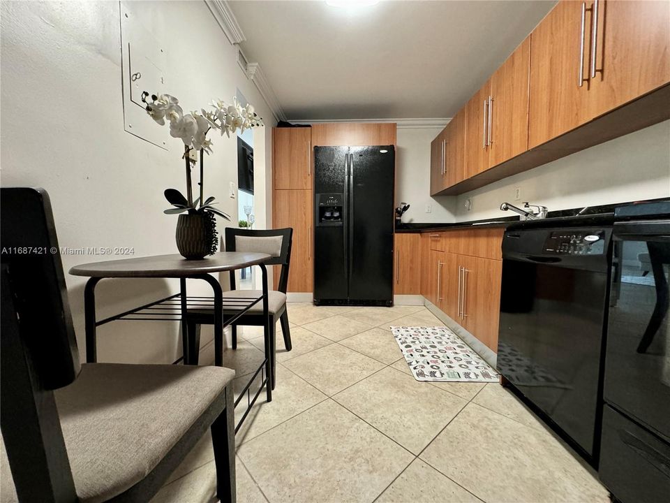 For Rent: $2,300 (1 beds, 1 baths, 816 Square Feet)