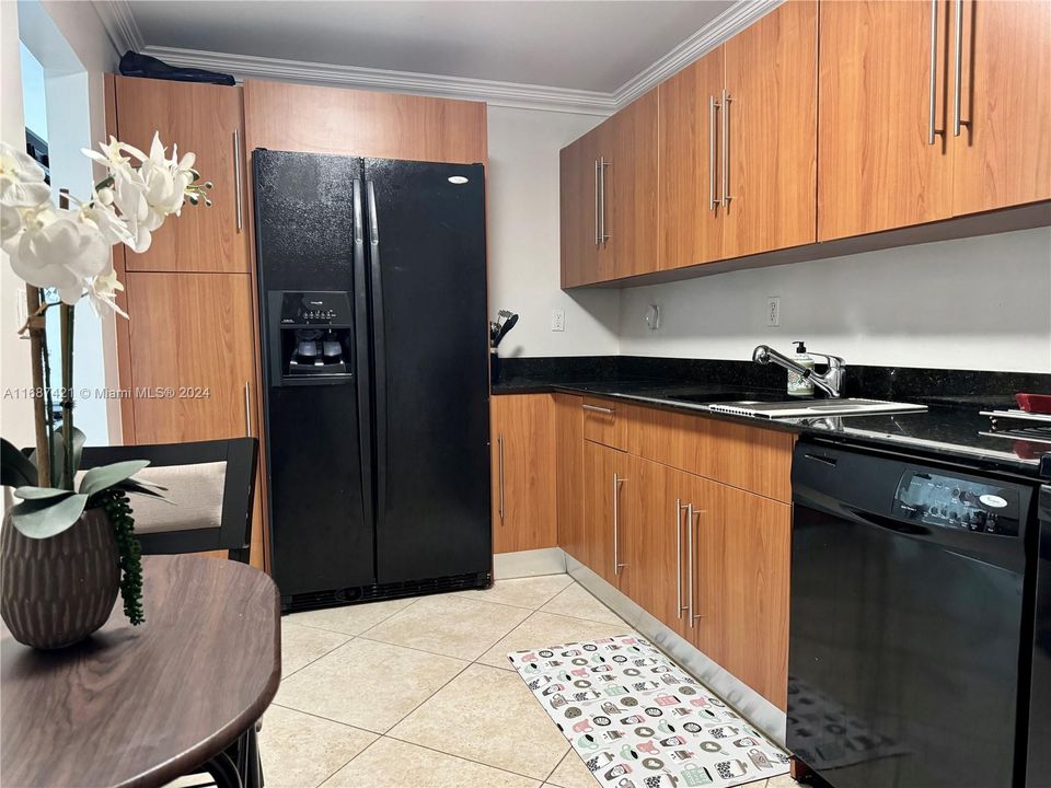 For Rent: $2,300 (1 beds, 1 baths, 816 Square Feet)