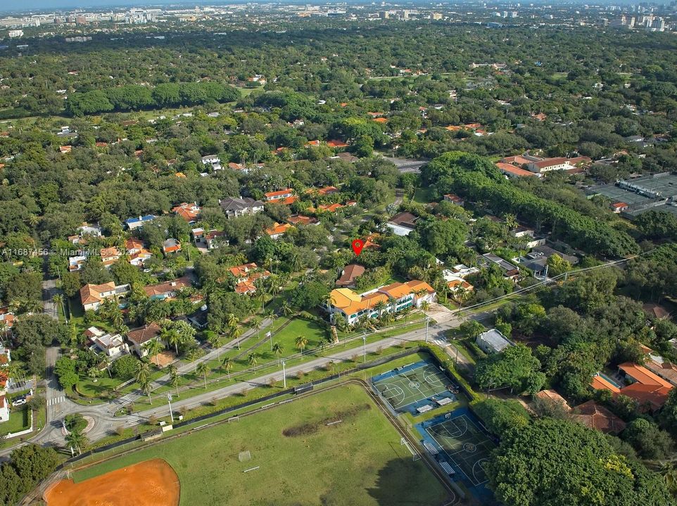 На продажу: $1,025,000 (0.11 acres)