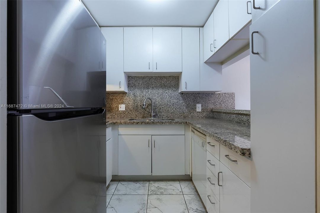 For Rent: $2,300 (2 beds, 2 baths, 795 Square Feet)