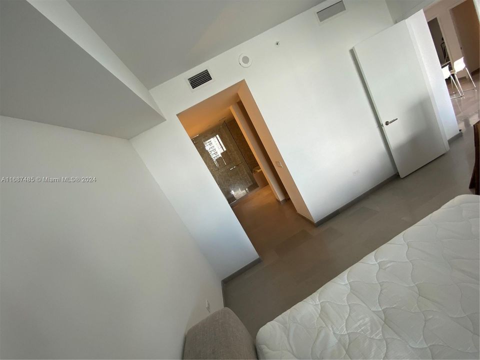 For Sale: $715,000 (1 beds, 1 baths, 976 Square Feet)