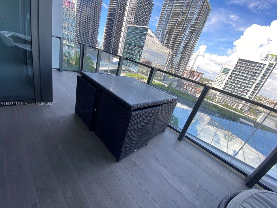 For Sale: $715,000 (1 beds, 1 baths, 976 Square Feet)