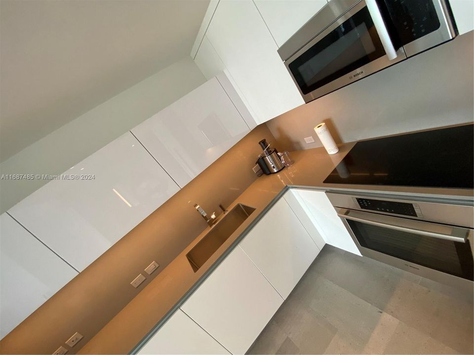 For Sale: $715,000 (1 beds, 1 baths, 976 Square Feet)