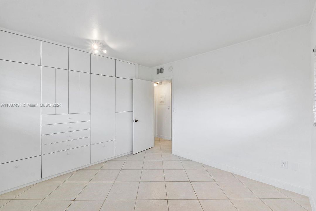 For Sale: $450,000 (2 beds, 2 baths, 944 Square Feet)