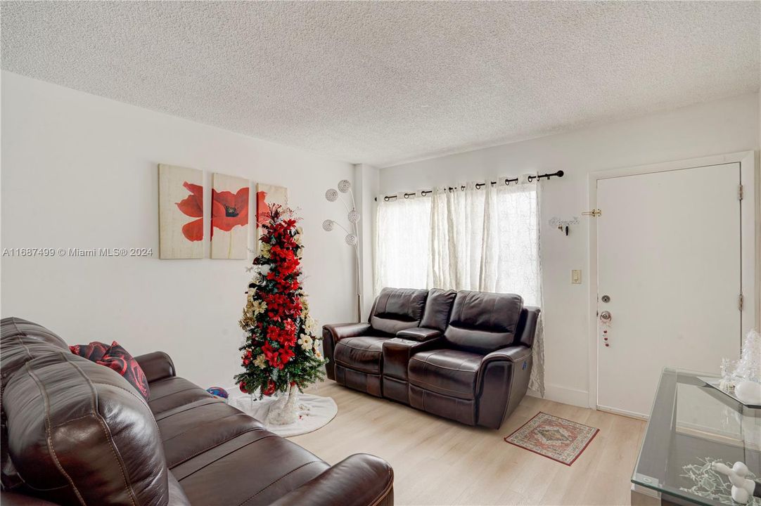 For Sale: $265,000 (1 beds, 1 baths, 726 Square Feet)