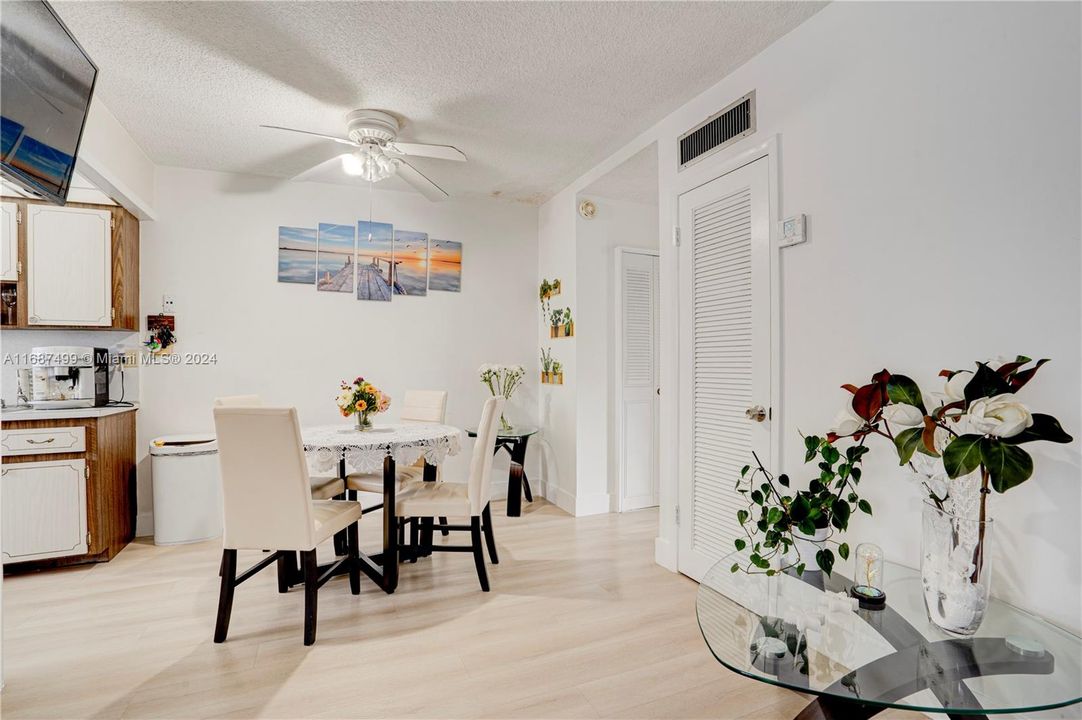 For Sale: $265,000 (1 beds, 1 baths, 726 Square Feet)