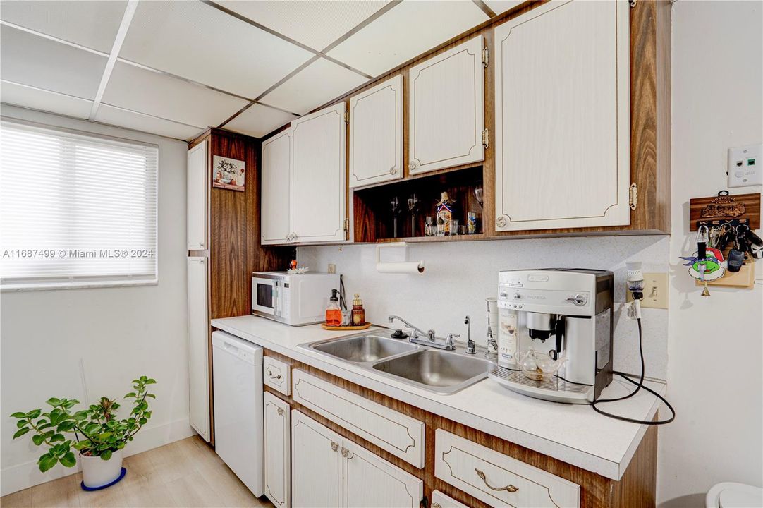 For Sale: $265,000 (1 beds, 1 baths, 726 Square Feet)