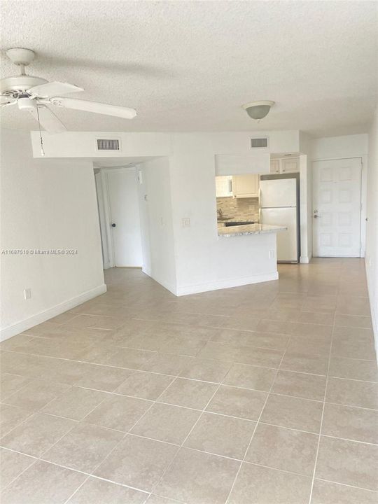 For Rent: $1,930 (1 beds, 1 baths, 810 Square Feet)