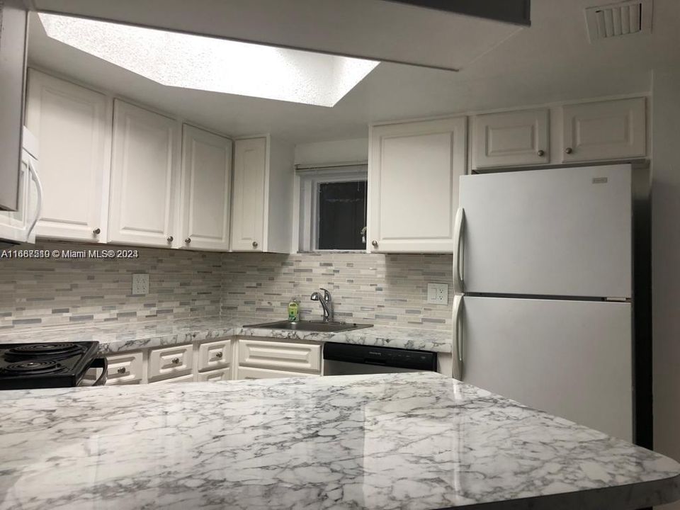 For Rent: $1,930 (1 beds, 1 baths, 810 Square Feet)