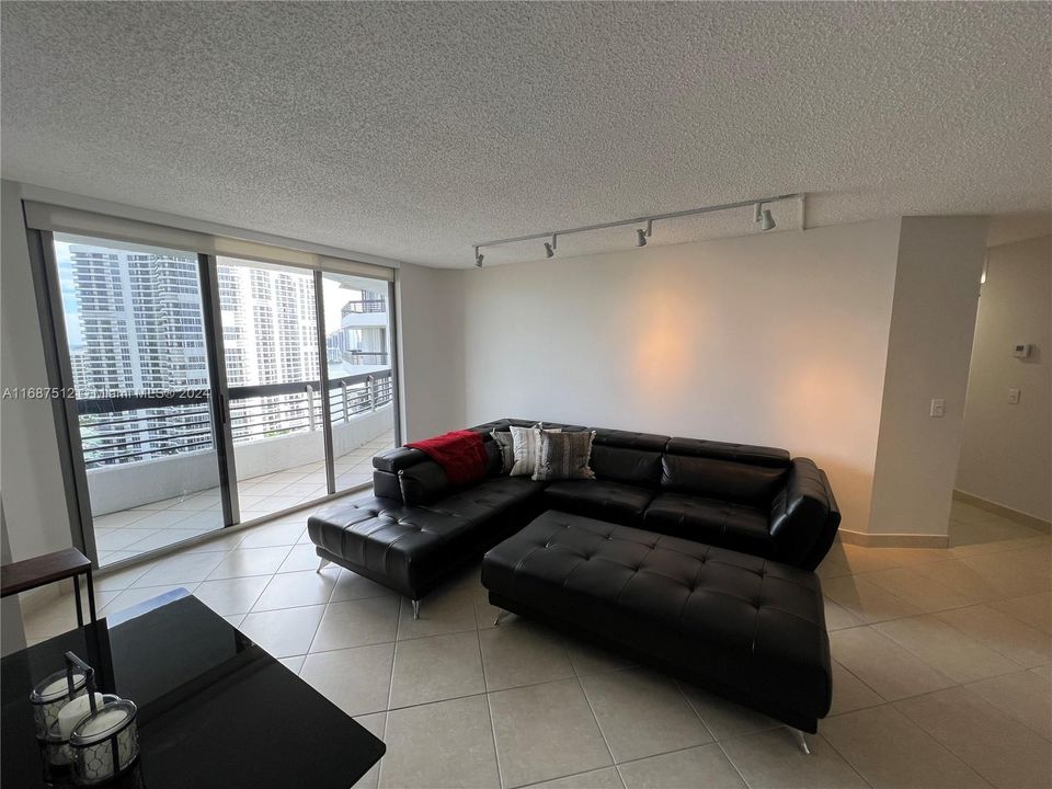 For Rent: $2,900 (2 beds, 2 baths, 1181 Square Feet)