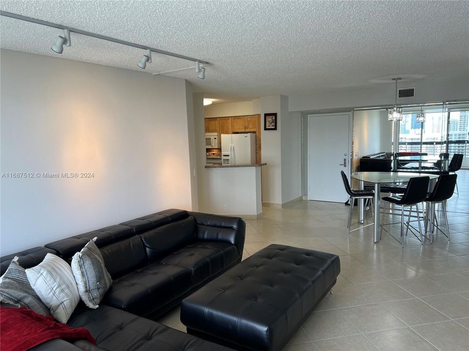 For Rent: $2,900 (2 beds, 2 baths, 1181 Square Feet)