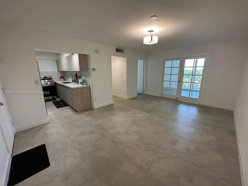 For Rent: $2,400 (2 beds, 1 baths, 710 Square Feet)