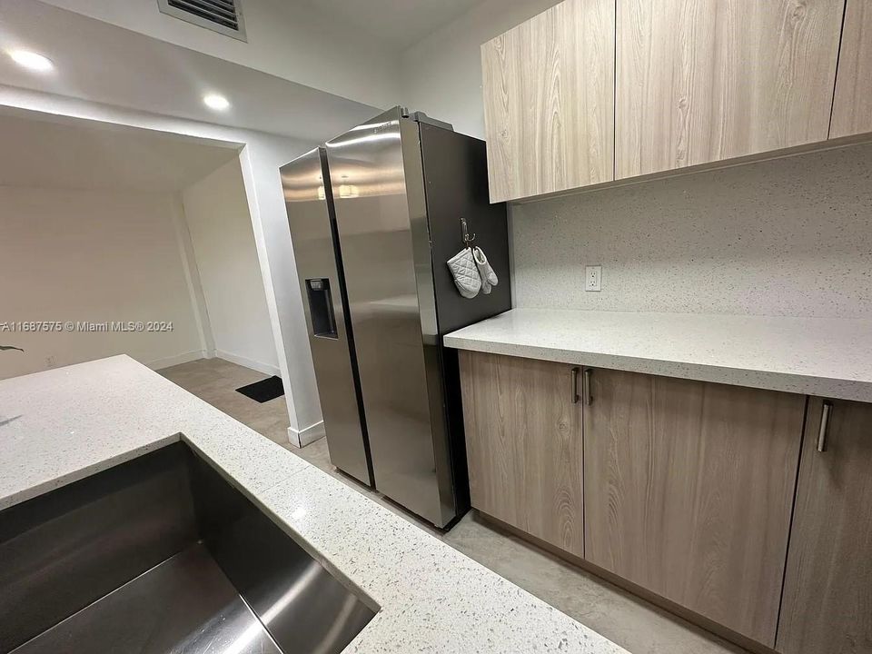 For Rent: $2,400 (2 beds, 1 baths, 710 Square Feet)