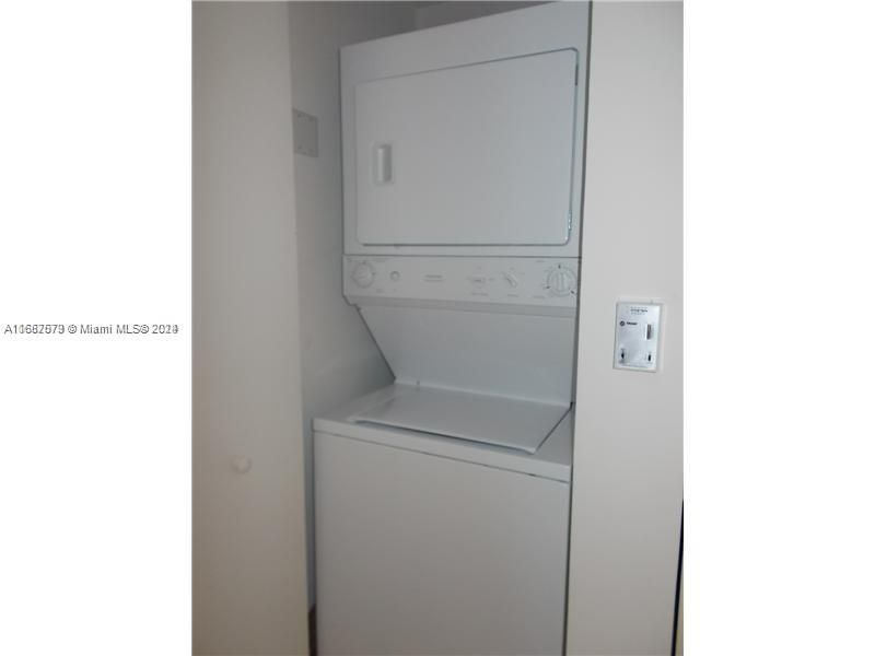 For Rent: $2,250 (1 beds, 1 baths, 828 Square Feet)