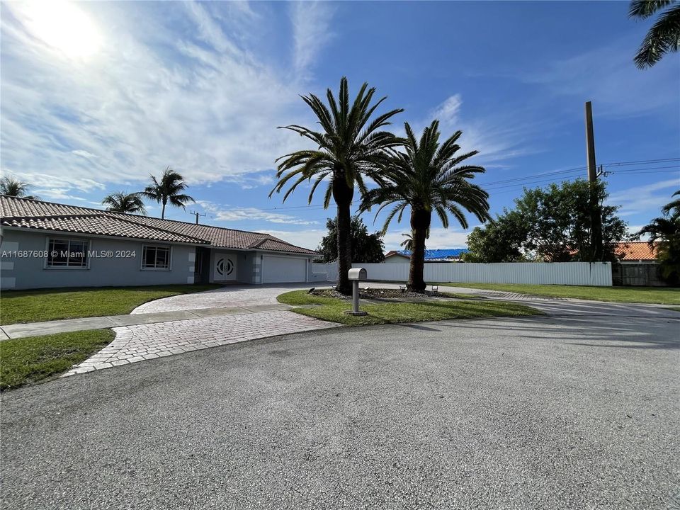 For Sale: $1,999,999 (4 beds, 2 baths, 2200 Square Feet)