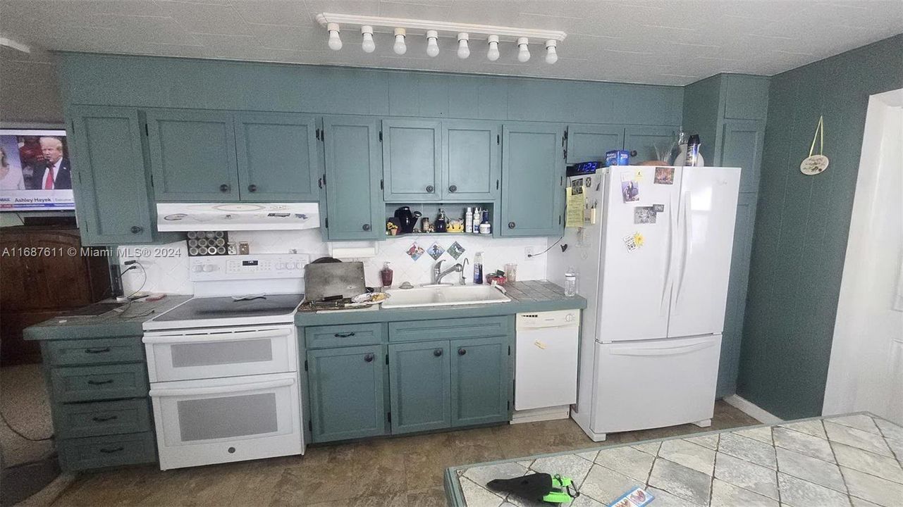 Vendido Recientemente: $285,000 (2 camas, 2 baños, 1102 Pies cuadrados)