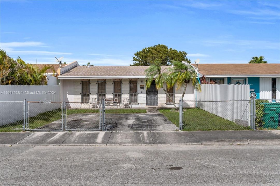 For Sale: $350,000 (3 beds, 1 baths, 980 Square Feet)