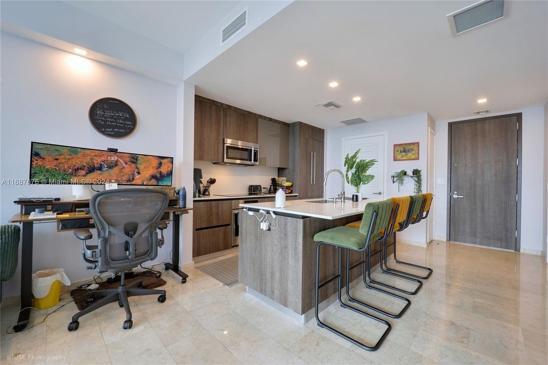 For Sale: $695,000 (1 beds, 1 baths, 810 Square Feet)