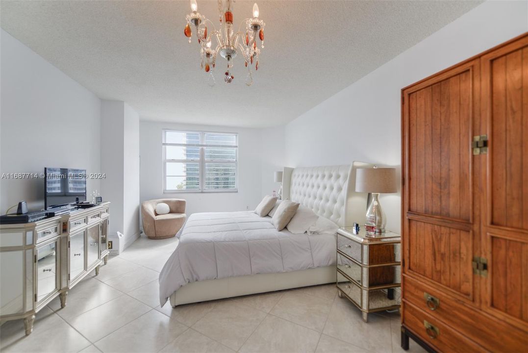 For Sale: $1,100,000 (3 beds, 2 baths, 1740 Square Feet)