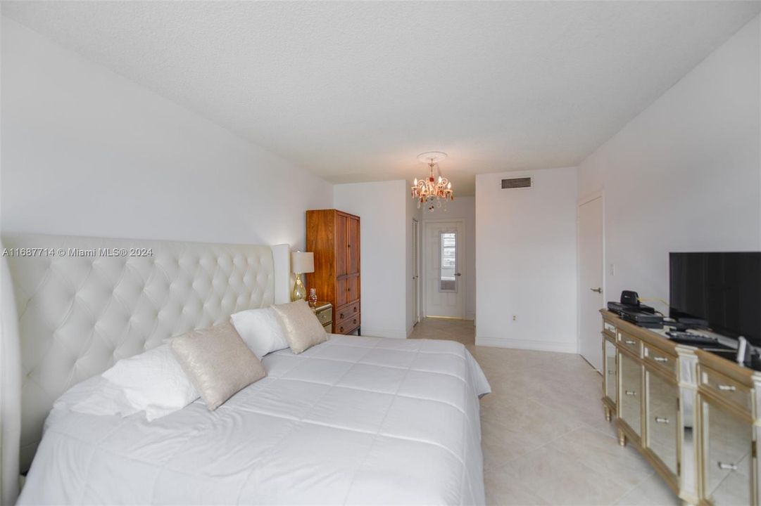 For Sale: $1,100,000 (3 beds, 2 baths, 1740 Square Feet)