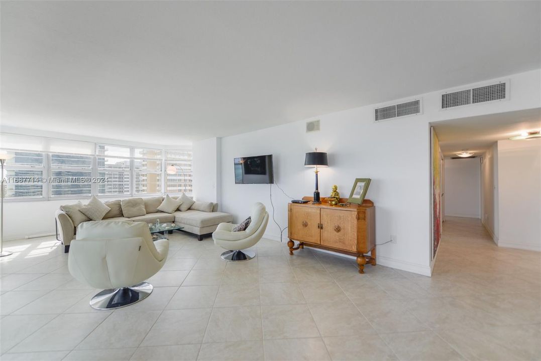 For Sale: $1,100,000 (3 beds, 2 baths, 1740 Square Feet)