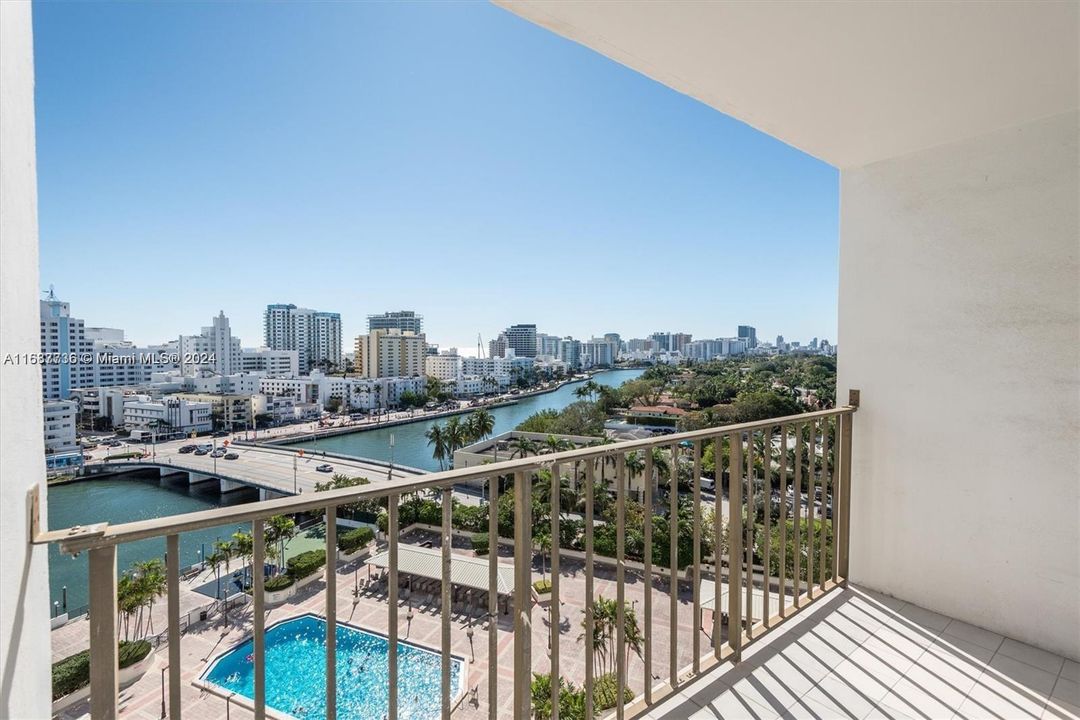 For Sale: $675,000 (1 beds, 2 baths, 835 Square Feet)