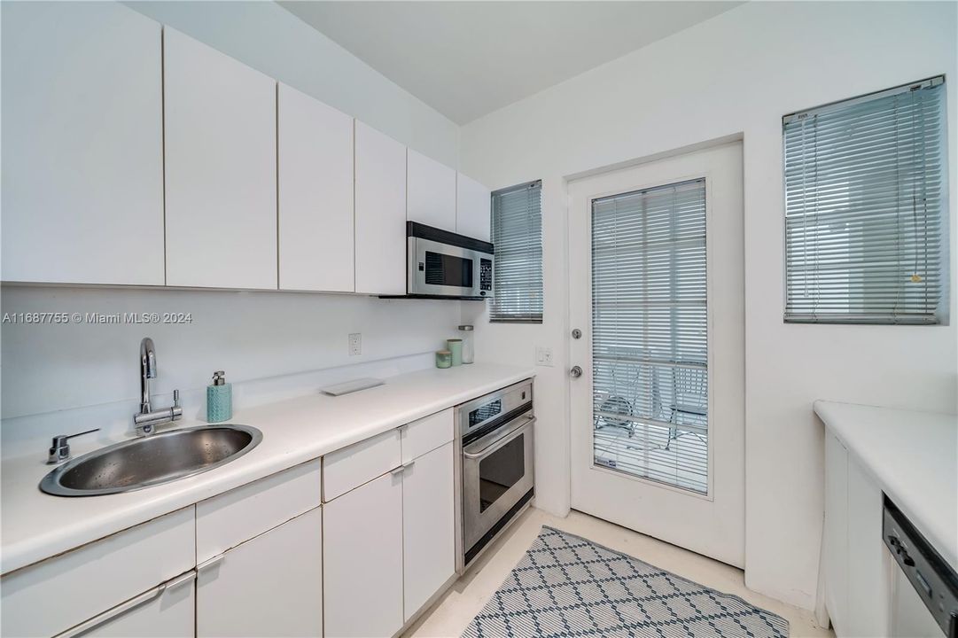 For Sale: $315,000 (1 beds, 1 baths, 720 Square Feet)