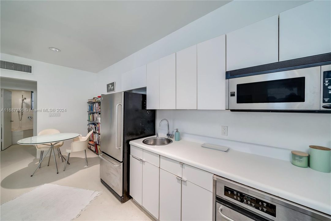 For Sale: $315,000 (1 beds, 1 baths, 720 Square Feet)