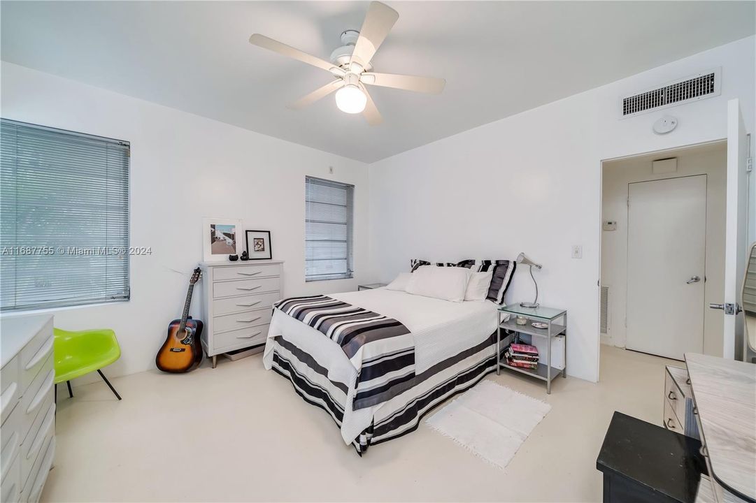 For Sale: $315,000 (1 beds, 1 baths, 720 Square Feet)