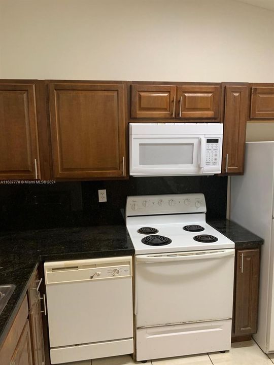 For Rent: $1,850 (2 beds, 2 baths, 815 Square Feet)