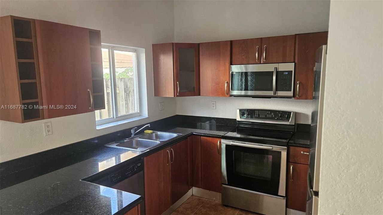 For Rent: $2,500 (2 beds, 2 baths, 1150 Square Feet)