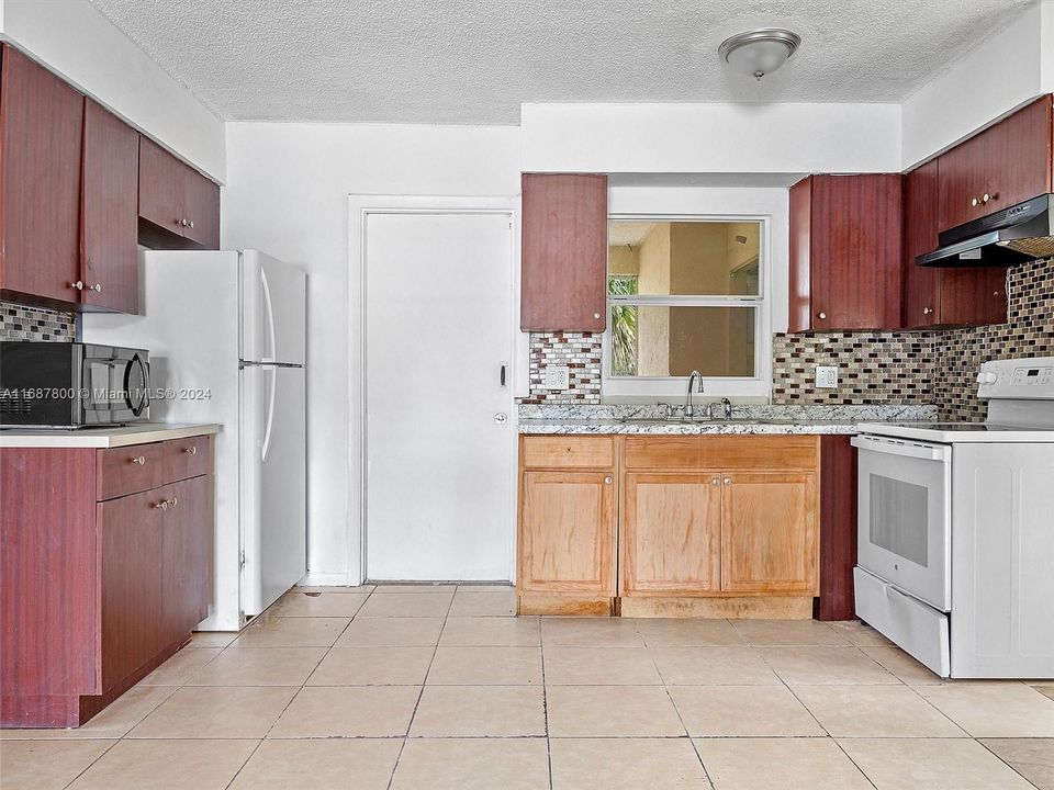 For Sale: $375,000 (3 beds, 2 baths, 1167 Square Feet)