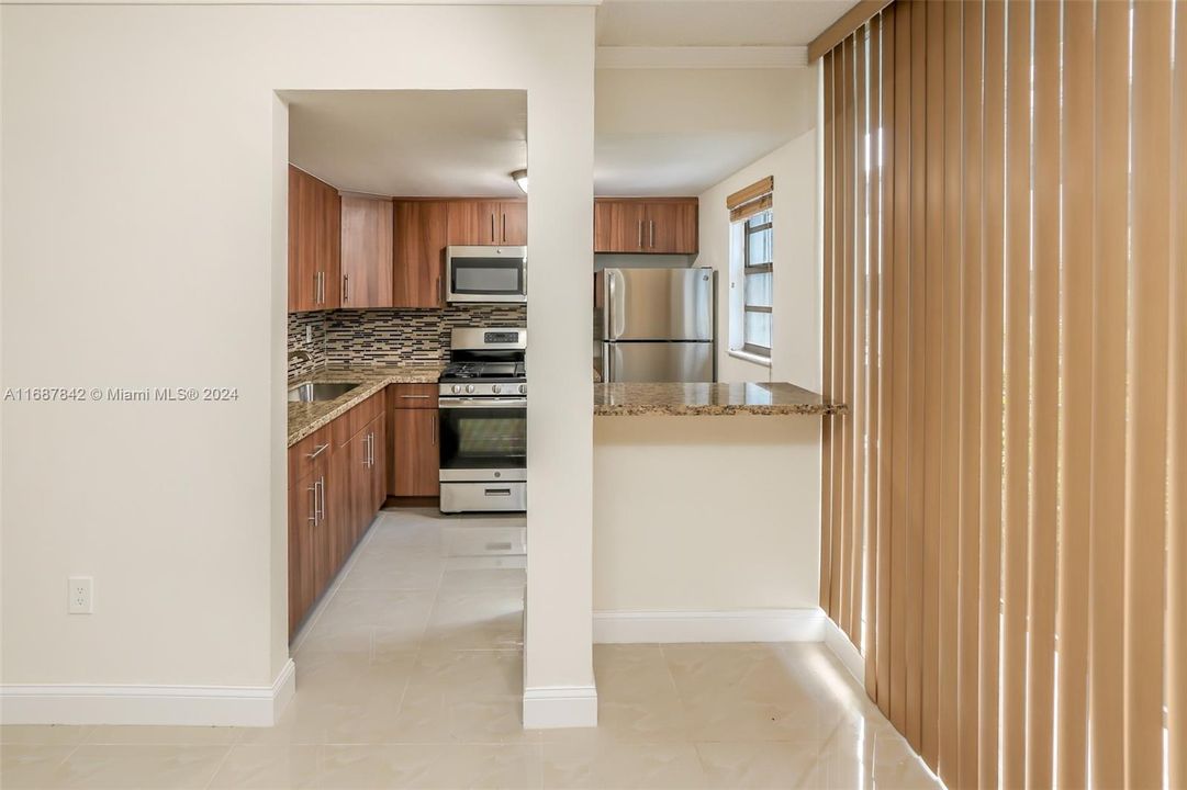 For Sale: $384,000 (1 beds, 1 baths, 585 Square Feet)