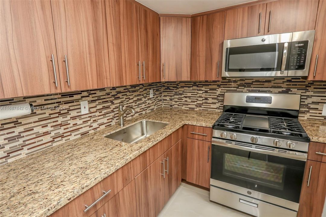 For Sale: $384,000 (1 beds, 1 baths, 585 Square Feet)