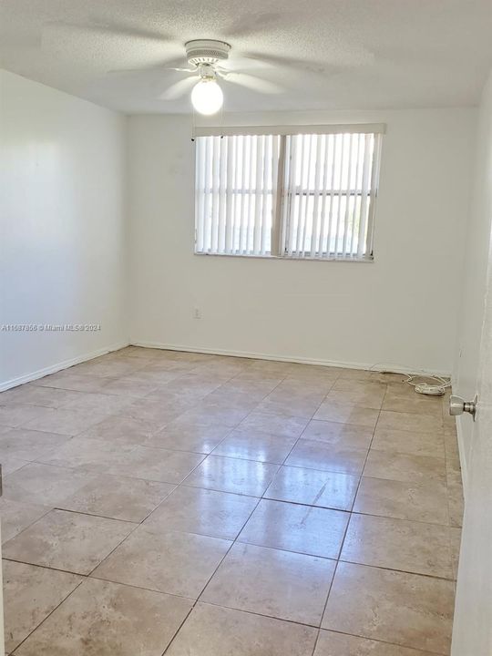 Active With Contract: $1,950 (1 beds, 1 baths, 810 Square Feet)