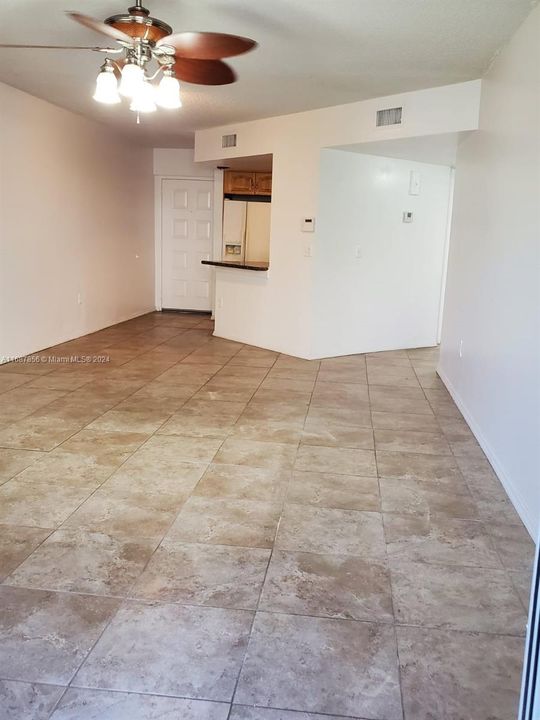 Active With Contract: $1,950 (1 beds, 1 baths, 810 Square Feet)