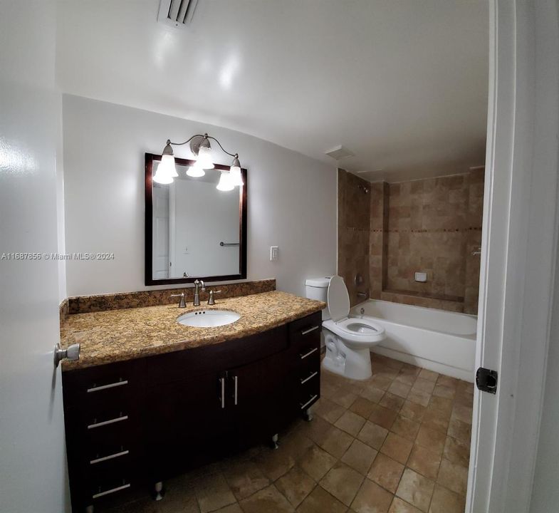 Active With Contract: $1,950 (1 beds, 1 baths, 810 Square Feet)