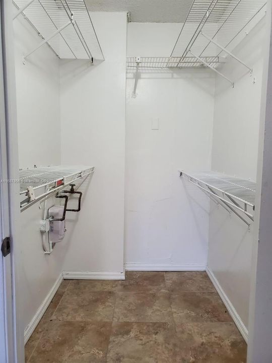 Active With Contract: $1,950 (1 beds, 1 baths, 810 Square Feet)