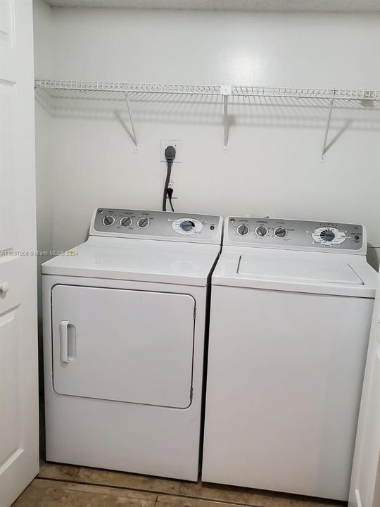 Active With Contract: $1,950 (1 beds, 1 baths, 810 Square Feet)