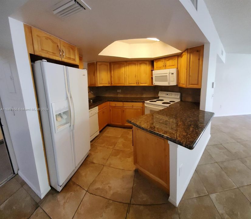 Active With Contract: $1,950 (1 beds, 1 baths, 810 Square Feet)