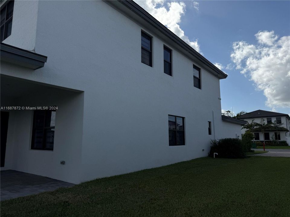 En Venta: $1,225,000 (5 camas, 4 baños, 3381 Pies cuadrados)