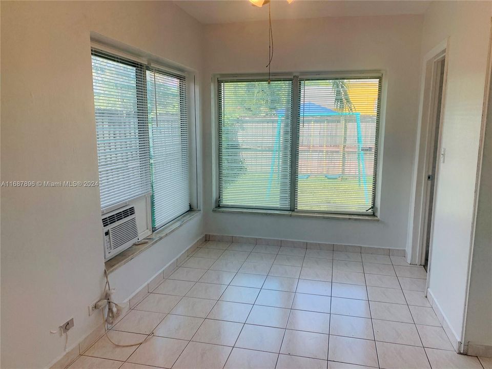 For Rent: $2,250 (2 beds, 1 baths, 1000 Square Feet)