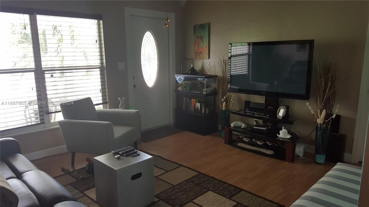 For Rent: $2,950 (3 beds, 1 baths, 1352 Square Feet)